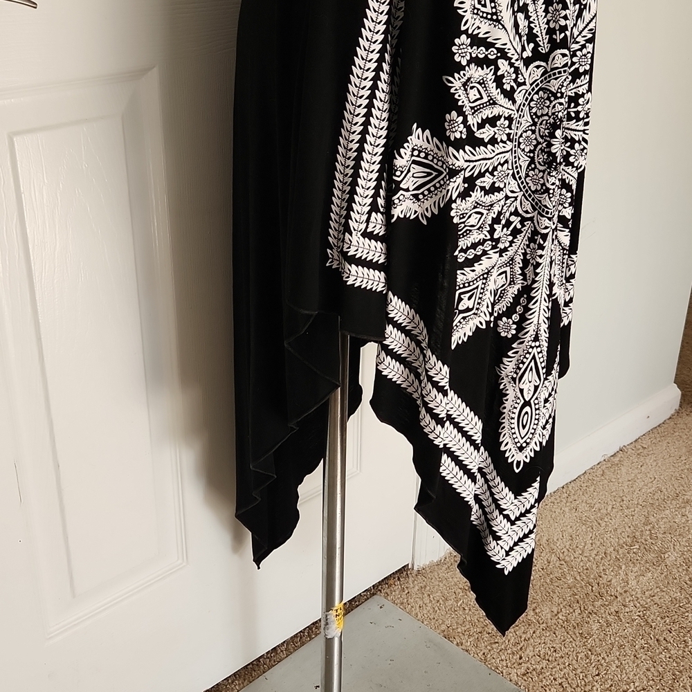 Black and White Sleeveless Mandala Pattern Handkerchief Hem Dress - Picture 5 of 9